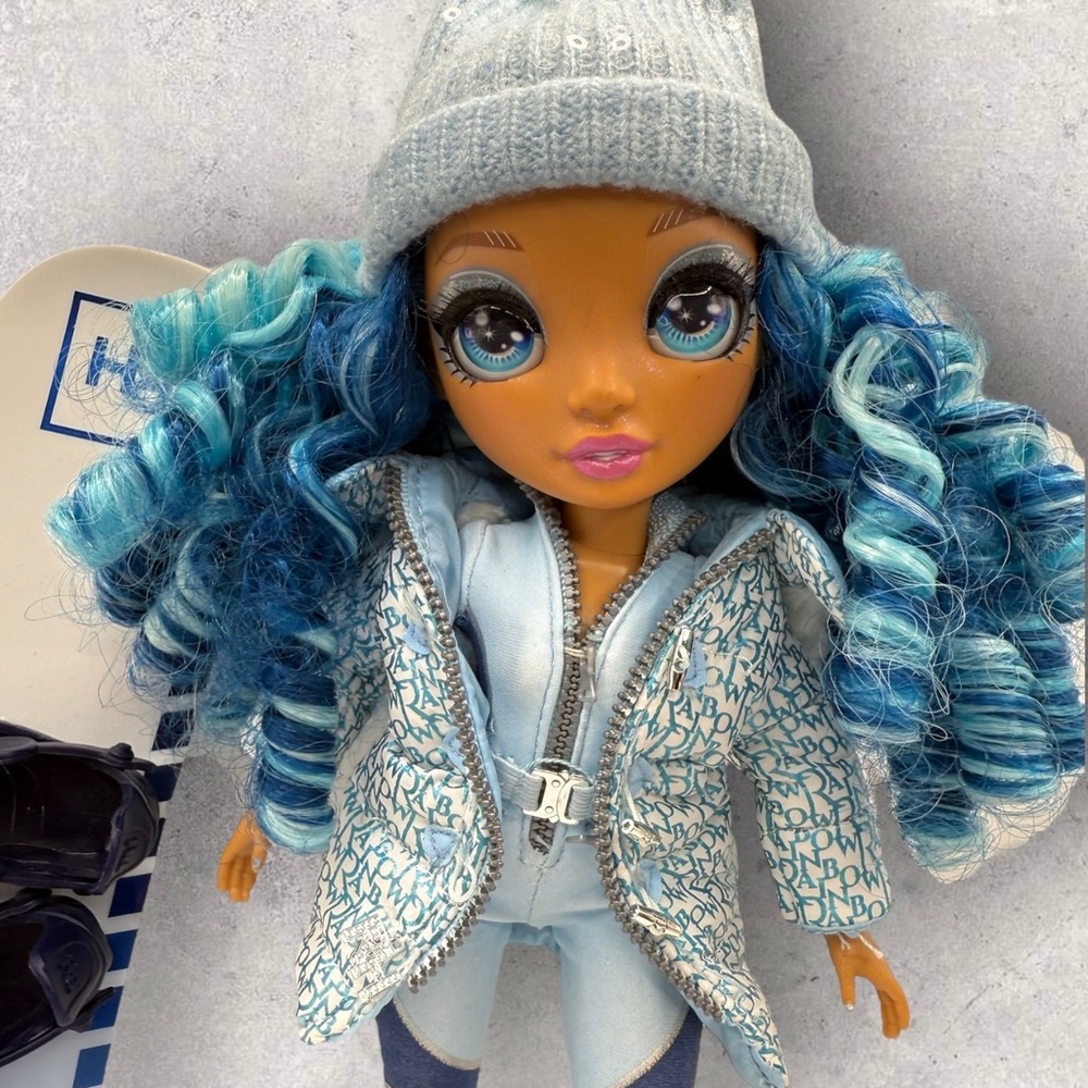 Rainbow High Skyler Bradshaw Winter Break Fashion Doll Blue Curly Hair Snowboard